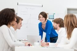 Symbolbild: Junges motiviertes Business-Team in einer Besprechung