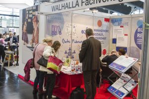 ConSozial 2017: Vertreter des Walhalla Fachverlages beraten Interessenten am Stand