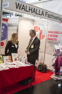 ConSozial 2017: Repräsentanten des Walhalla Fachverlages am Stand