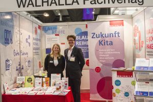 ConSozial 2017: Der Stand des Walhalla Fachverlages mit zwei Mitarbeitern, die den Stand freundlich präsentieren.