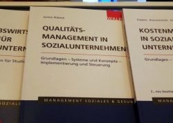 Coverabbildung Buch Qualitätsmanagement in Sozialunternehmen mit anderen Werken aufgereiht