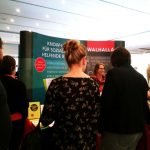 Interessierte Messebesucher drängen sich um den Stand des Walhalla Verlages