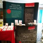 Der Stand des Walhalla Verlages mit einer Auswahl an Büchern auf zwei Tischen und einem Prospekständer