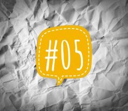 Links der Woche 05/2018 - gelbe Sprechblase mit der Nummer 5 auf verknittertem Papier