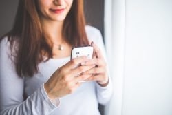 Gesundheits-Apps auf Rezept? Frau mit Handy